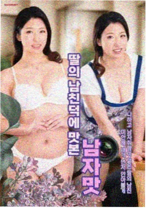 桌面上摊开的手绘分镜卡片与拍摄计划表特写
